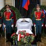 urij Baturin orosz űrhajós és volt politikus (B) tiszteletét fejezi ki a néhai Szovjetunió elnökének, Mihail Gorbacsovnak a temetésen 2022. szeptember 3-án.