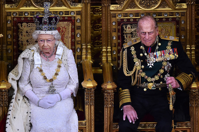 II. Erzsébet a Holyroodhouse-palota kertjében 2022. június 30-án
