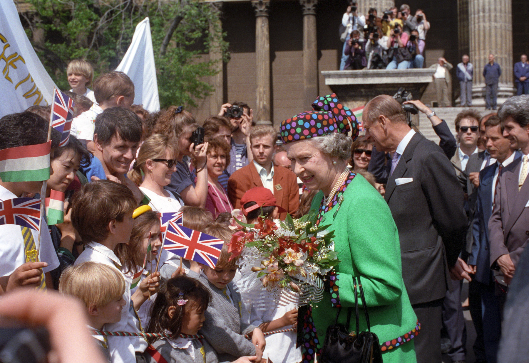 II. Erzsébet a Holyroodhouse-palota kertjében 2022. június 30-án