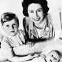 II. Erzsébet királynő gyermekeivel 1964-ben. A képen András yorki herceg és Eduárd wessexi gróf