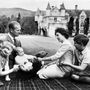 II. Erzsébet királynő és Fülöp herceg gyermekeikkel 1960-ban. A képen Károly walesi herceg (j), Anna brit királyi hercegnő (b) és 
András yorki herceg