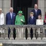 Kamilla cambridge-i hercegné, Károly walesi herceg, II. Erzsébet királynő, György cambridge-i herceg, Vilmos cambridge-i herceg, Charlotte hercegnő, Lajos cambridge-i herceg és Katalin cambridge-i hercegnő II. Erzsébet platinajubileumi ünnepségén 2022. június 5-én