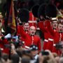 Királyi gárdisták III. Károlyt éljenzik brit királlyá nyilvánításának ünnepségén a londoni Szent Jakab-palota udvarán 2022. szeptember 10-én