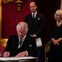 III. Károly brit király aláírja a skót egyház biztonságát szavatoló eskü szövegét a Trónutódlási Tanács ülésén, amikor hivatalosan királlyá nyilvánítják a Szent Jakab-palotában 2022. szeptember 10-én