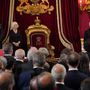 Vilmos herceg és Camilla brit királyné hallgatják, ahogy III. Károly brit kriály beszél a londoni Szent Jakab-palota termében 2022. szeptember 10-én