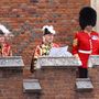 David Vines White, a Térdszalagrend címerkirálya (b) kihirdeti III. Károly brit királlyá nyilvánítását a londoni Szent Jakab-palota udvarának teraszáról 2022. szeptember 10-én