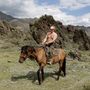 Putyin félmeztelenül és lóháton 2009 nyarán Kizil közelében Szibéria déli részén.