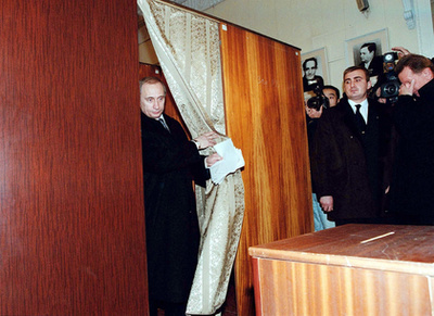 Vlagyimi Putyin összecsomagolt viaszfigurája a párizsi Grevin múzeumban, amelyet azután vontak vissza a kiállított tárgyak közül, hogy Oroszország 2022 februárjában megtámadta Ukrajnát.