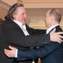 2013 januárjában Putyin elnök Szocsiban üdvözli Gerard Depardieu francia színészt. Putyin előzőleg orosz állampolgárságot adott a francia filmesnek, aki azért hagyta el Franciaországot, mert ott extra adót vetettek ki a szupergazdagokra.