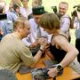 Putyin szkanderezik egy nővel 2000 nyarán a Tatárföld fővárosában, Kazanyban rendezett nyári fesztiválon.