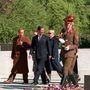 1994. májusában Károly herceggel, a későbbi III. Károly brit királlyal, leróják tiszteletüket a  piszkarjovkai emléktemetőben Szentpéterváron.