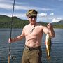 2017 nyara. Putyin Szibéria déli részén horgászik a Tuvai régióban.