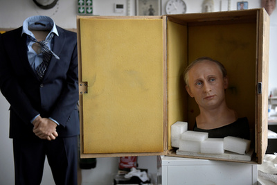 Vlagyimi Putyin összecsomagolt viaszfigurája a párizsi Grevin múzeumban, amelyet azután vontak vissza a kiállított tárgyak közül, hogy Oroszország 2022 februárjában megtámadta Ukrajnát.