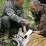 2008 augusztusában Putyin az Usszurijszk környéki erdőségben az orosz Távol-Keleten segít egy tudósnak nyomkövető chipet varrni egy tigris bőre alá. Az orosz elnököt gyakran ábrázolta kedvenc médiája úgy, mint az ország erős emberét.