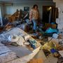 Egy lerombolt lakás tulajdonosa szedi össze holmiját Donyeckben, 2022. december 6-án