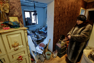 A 44 éves Lilia teát készít egy lakóház pincéjében Sziverszkben, 2022. december 4-én, ahol jelenleg áram, víz és fűtés nélkül él, miután az épületet, ahol lakott, lebombázták