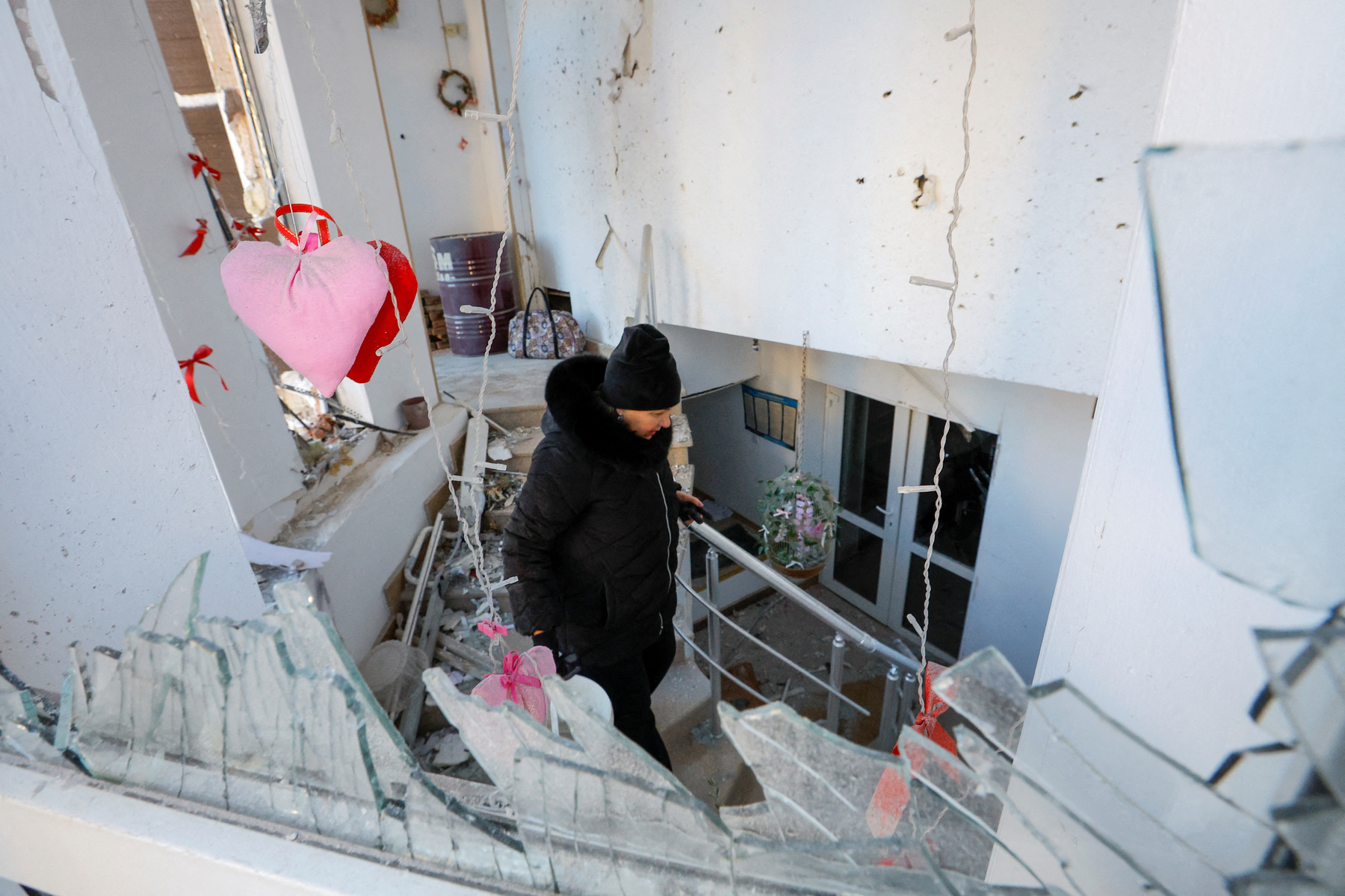 A 44 éves Lilia teát készít egy lakóház pincéjében Sziverszkben, 2022. december 4-én, ahol jelenleg áram, víz és fűtés nélkül él, miután az épületet, ahol lakott, lebombázták