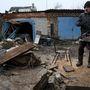 A 68 éves Viktor Sjabro, egy deszkát vág kisebb darabokra tűzifának a telkén, ahol feleségével él miután házukat nagyrészt lerombolták a lövedékek a donyecki Sziverszkben 2022. november 28-án
