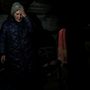 A 61 éves Ludmila Sjabro arról beszél, hogy milyen érzés a férjével együtt a telkük pincéjében aludni, miután a házuk a nyáron nagyrészt megsemmisült a lövésekben Donyecki régióban, Sziverszkben Ukrajnában 2022. november 28-én