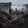 Mentőcsapatok dolgoznak az orosz rakétacsapások által súlyosan megrongált házak helyszínén Dnyipróban, 2022. november 26-án