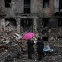 Helyi lakosok állnak az orosz rakéta által lerombolt házuk mellett a Kijev melletti Vishorod városában 2022. november 24-én