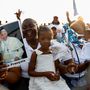 Hívők várják a pápai szentmise kezdetét a kinshasai Ndolo repülőtéren 2023. február 1-jén
