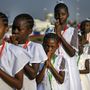 Hívők várják a pápai szentmise kezdetét a kinshasai Ndolo repülőtéren 2023. február 1-jén
