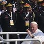 Ferenc pápa pápamobiljáról integet a pápai szentmisére összesereglett hívőknek a kinshasai Ndolo repülőtéren 2023. február 1-jén
