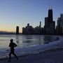 A Michigan-tó jéggel borított partja mellett fut egy kocogó Chicago belvárosában 2023. február 3-án