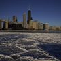 A Michigan-tóból kicsapó hullámok jéggé fagynak a parton Chicago belvárosában 2023. február 3-án