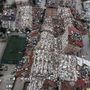 Egy összedőlt épület a 7,7-es erősségű földrengés után Törökországban 2023. február 6-án
