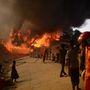 Tűzoltók és rohingja menekültek a lángoló Balukhali szükségtáborban, a mianmari határnál levő dél-bangladesi Cox's Bazar térségében, Ukhijában 2023. március 5-én, miután tűz ütött ki a táborban