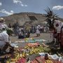 Prekolumbiánus indián öltözéket viselő emberek ősi szertartást mutatnak be a tavaszi nap-éj egyenlőség alkalmából tartott ünnepségen a Nap piramisánál, a Mexikóvárostól 40 km-re északra fekvő Teotihuacanban 2023. március 19-én
