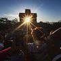 Emberek nézik a napfelkeltét a mexikói Yucatán államban található Dzibilchaltún maja régészeti lelőhelyen a tavaszi napéjegyenlőség ünnepén 2023. március 21-én