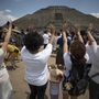 A tavaszi nap-éj egyenlőség alkalmából tartott ünnepség résztvevői a Nap piramisánál, a Mexikóvárostól 40 km-re északra fekvő Teotihuacanban 2023. március 19-én