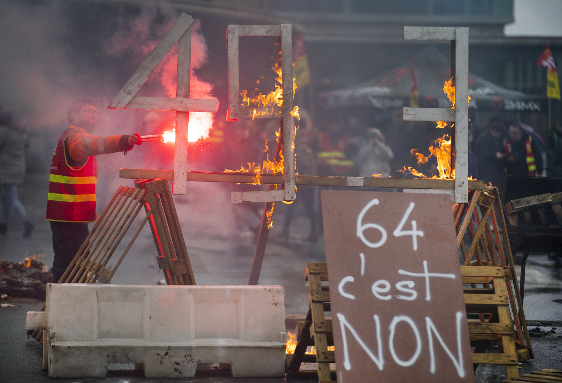 Egy tüntető a nyugat-franciaországi Brestben 2023. március 23-án