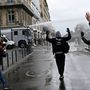 Rendőrök vízágyúval oszlatják a tüntetőket a nyugat-franciaországi Rennes-ben  2023. március 23-án