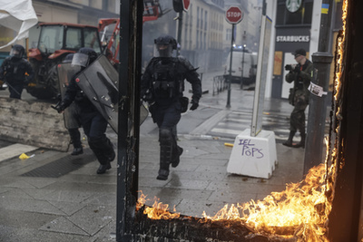 Egy tüntető a nyugat-franciaországi Brestben 2023. március 23-án