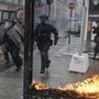 A nyugdíjreform ellen tüntetők és rohamrendőrök összecsapása a nyugat-franciaországi Rennes-ben 2023. március 22-én