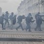 A nyugdíjreform ellen tüntetők esernyővel védekeznek a könnygáz ellen, amint összecsapnak a rohamrendőrökkel a nyugat-franciaországi Nantes-ban a francia szakszervezetek által meghirdetett egynapos országos sztrájk alatt, 2023. március 23-án