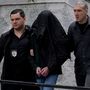 Rendőrök kísérnek egy hetedikes diákot, akit azzal gyanúsítanak, hogy több lövést adott le egy iskolában Belgrádban 2023. május 3-án
