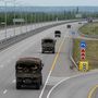 A Wagner-zsoldoscsoport konvoja halad az M4-es autópályán 2023. június 24-én