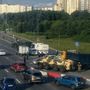 Orosz rendőrök és katonák blokkolják a Moszkvába vezető autópálya egy részét 2023. június 24-én