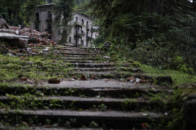 Drónfelvétel romos lakóépületekről