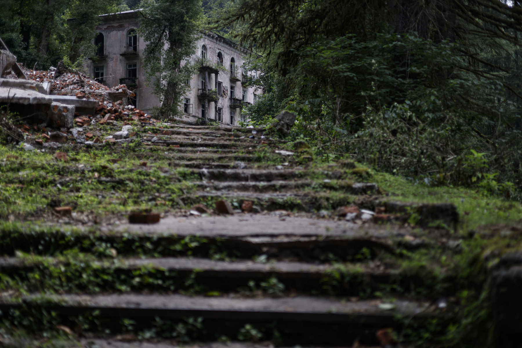 Drónfelvétel romos lakóépületekről