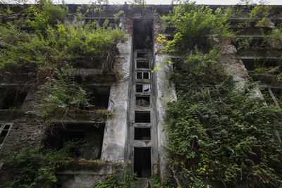 Drónfelvétel romos lakóépületekről