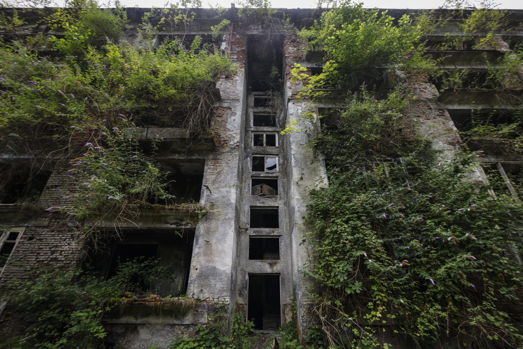 Drónfelvétel romos lakóépületekről