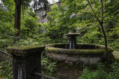 Drónfelvétel romos lakóépületekről