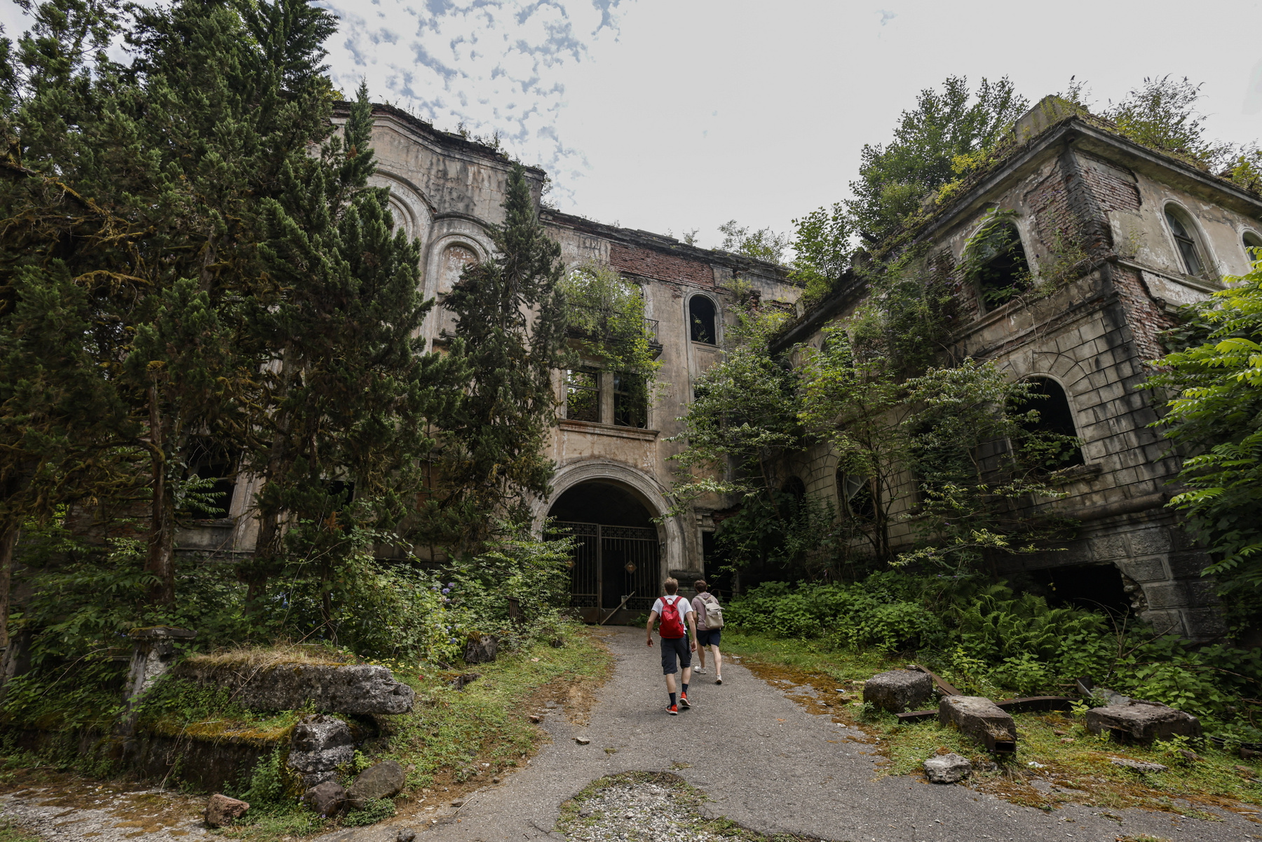 Drónfelvétel romos lakóépületekről