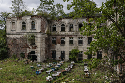 Drónfelvétel romos lakóépületekről